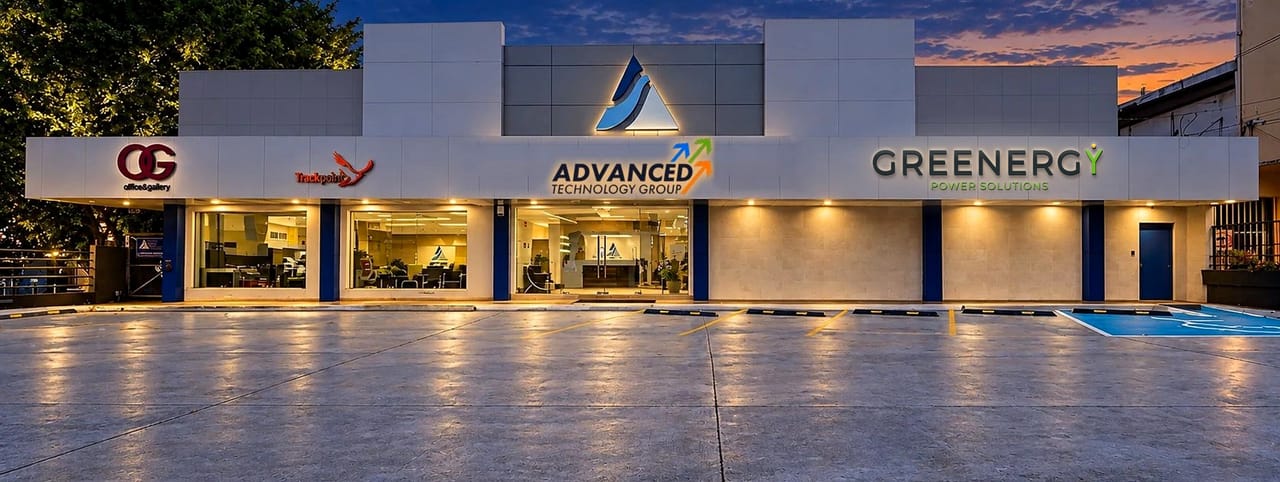 Fachada de la sede del Grupo ATG con los letreros de sus empresas