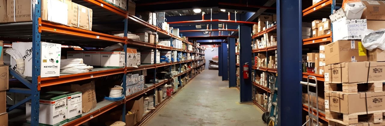 ATG — Bodega — pasillo con estanterías de inventario