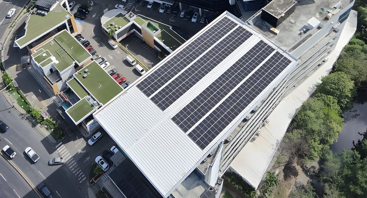 Sistema fotovoltaico en cubierta comercial · fotografía de referencia